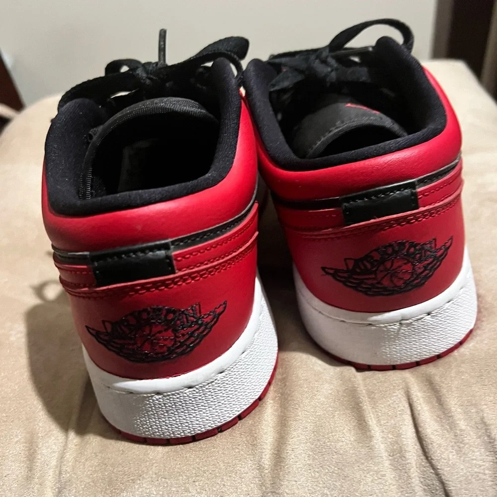 Nike Black‎ and Red Athletic Shoes